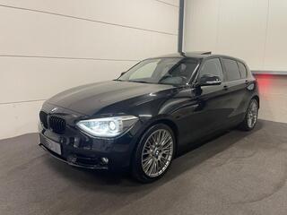 BMW 1-SERIE 118i Executive Upgrade Black on Black, Panorama/Schuifdak, Navi Groot, Sport interieur