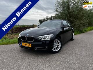 BMW 1-SERIE 116i Sport / Automaat / Xenon Verlichting / Schuif-Kanteldak / Stoelverwarming / Navigatie / 16"LM Velgen