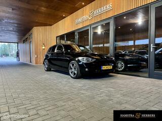 BMW 1-SERIE 116i zwart, sportinterieur, lage KM stand!