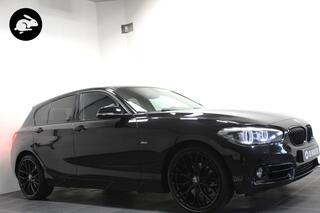 BMW 1-SERIE 118i Sport/All Black/Led/19 inch/Navi