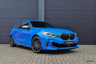 BMW 1-SERIE M135i xDrive | Pano | Sportstoelen | HK | 19" | Live Cockpit | Misano blauw