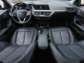 BMW 1-SERIE 118i High Executive, (136 pk) 1ste-Eigenaar, BMW-Dealer-Onderh., Navigatie/Apple-Carplay/Android-Auto, Leer, Stoelverwarming, DAB, Lane-Assist, Cruise-Control, Parkeersensoren-V+A, Privacy-Glas, Virtual-Cockpit, NL-Auto