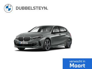 BMW 1-SERIE 118i Model M Sport | Premium Pack | Comfort Pack | Steptronic transmissie met dubbele koppeling | Extra getint glas in achterportierruiten en achterruit | 18 inch LM Dubbelspaak M (Styling 819 M)in Bicolor Orbit Grau Metallic