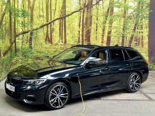BMW 3-SERIE Touring 330e High Executive M-Sport Plug In Hybrid Shadowline Panodak Leder LED 19 Inch Navi