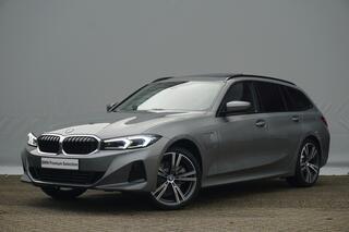 BMW 3-SERIE Touring 320e High Executive Panorama Dak / Trekhaak / Hifi / Head-Up / Stoelverwarming / Driving Assistant