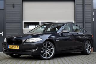 BMW 5-SERIE 525d 218pk High Executive | NL-Auto | 20'' BBS Velgen | Groot Navi Prof. | Lederen Bekleding | Stoelverwarming | Xenon | Bluetooth + Audio | NAP |