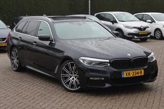 BMW 5-SERIE Touring 540i xDrive High Executive / Panoramadak / Camera / Head-up / Harman Kardon / Luxe Leder / 19'' / Dodehoek / DAB