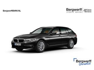 BMW 5-SERIE Touring 520i Sportline - Pano - Trekhaak - Active Steering - Driving Ass Plus - Comfortzetels - Head-Up