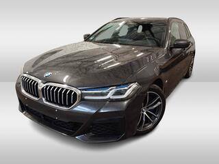 BMW 5-SERIE Touring 530i 4W Sturing Keyless Pano Trekhaak ACC HUD Comfortstoelen