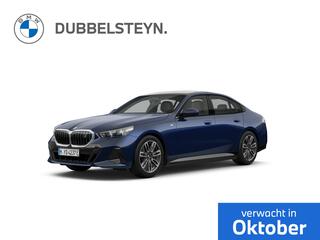 BMW 5-SERIE i5 eDrive40 M-Sport | Comfort stoelen | Glazen panoramadak | Stoelventilatie | Elektrische achterklep | Stoelverwarming voor en achter