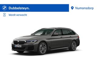 BMW 5-SERIE Touring 530e High Exe | M-Sport | 2023! | Panorama | Head-Up | Co-Pilot | HiFi | Adaptief Onderst. | 4x Stoelverw.