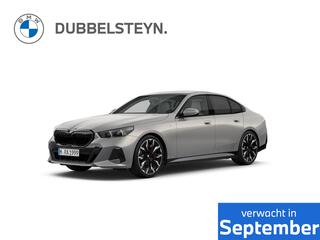 BMW 5-SERIE 520i | M-Sport Pro | 21'' | Driv. + Park. Prof. | Harman/Kardon | Panorama. | Stoelvent. | Head-Up | Trekhaak | Stuur + stoelverw. voor/achter | Comf. Acc. | Iconic Glow