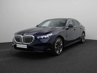 BMW 5-SERIE Sedan 520i Travel + Comfort Pack / Panoramadak / Trekhaak / Driving Assistant / Adaptieve LED / 20''