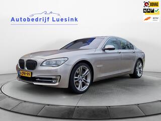 BMW 7-SERIE 730d High Executive Orig Ned. Pano Dak 20" LMV Comfortstoel + Geheugen Harman Kardon Adaptieve LED Soft-Close Trekhaak