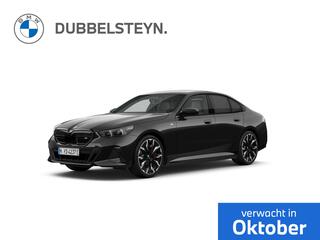 BMW i5 M60 xDrive 84 kWh M Sportpakket Pro | Innovation Pack | Travel Pack | Comfort Pack | Adaptief M Onderstel Professional | 21 inch LM Individual Aerodynamic (Styling 954 I) Bicolor Jet Black | Glazen panoramadak