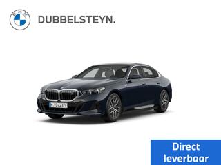 BMW i5 eDrive40 84 kWh M Sportpakket | Innovation Pack | Travel Pack | Comfort Pack | Trekhaak met elektrisch wegklapbare kogel | 19 inch LM M Aerodynamic (styling 936 M) Bicolor Schwarz Grau | Glazen panoramadak | Parking Assistant Professional