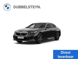 BMW i5 eDrive40 84 kWh M Sportpakket | Innovation Pack | Travel Pack | Comfort Pack | Trekhaak met elektrisch wegklapbare kogel | 20 inch LM M Sterspaak (Styling 938M) Bicolor Jet Black | Glazen panoramadak | Driving Assistant Professional | Harman-Kardon sound