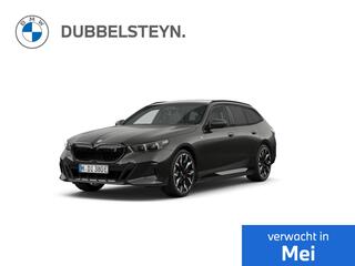 BMW i5 Touring eDrive40 M Sport Edition 84 kWh M Sportpakket Pro | Innovation Pack | Travel Pack | Comfort Pack | 21 inch LM Individual Aerodynamic (Styling 954 I) Bicolor Jet Black | Glazen panoramadak | Driving Assistant Professional | Parking Assistant Profes
