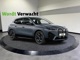 BMW iX xDrive40 Excellence 77 kWh Adaptieve cruise control | Achteruitrijcamera | Trekhaak uitklapbaar | Glazen dak
