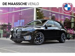 BMW iX xDrive40 High Executive 77 kWh / Sportpakket / Panoramadak Sky Lounge / Trekhaak / Laserlight / Stoelventilatie / Parking Assistant Plus / Soft-Close