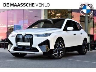 BMW iX xDrive50 High Executive 112 kWh / Sportpakket / Luchtvering / Panoramadak Sky Lounge / Trekhaak / Parking Assistant Plus / Active Steering / Driving Assistant Professional