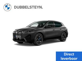 BMW iX xDrive50 Business Edition Plus 112 kWh | Sportpakket | Glazen panoramadak Sky Lounge | 22 inch Aerodynamic (Styling 1020) in Bicolor Jet Black, gepolijst | Warmte Comfortpakket voor en achter | Stoelventilatie voor beide voorstoelen | Extra getint glas in