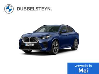 BMW iX iX2 eDrive20 M Sportpakket | Premium Pack | Extra getint glas in achterportierruiten en achterruit | Elektrisch verwarmde voorstoelen | Driving Assistant Plus | 20 inch LM M V-spaak (Styling 873 M) in Gunmetal Grey