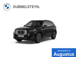 BMW iX1 eDrive20 67 kWh M Sportpakket | Premium Pack | Driving Assistant | Extra getint glas in achterportierruiten en achterruit | Trekhaak met elektrisch wegklapbare kogel | Stuurwielrand verwarmd |