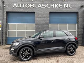 Volkswagen T-Roc style business, airco/climate control, 18 inch, apple carplay