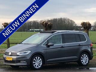 Volkswagen TOURAN 1.8 TSI HIGHLINE BUSINESS R 7 PERSOONS AUTOMAAT 1E EIGENAAR!! NAVIGATIE, STOELVERWARMING, MASSAGSTOEL, KEYLESS ENTRY, ADAPTIVE CRUISE CONTROL, VERWARMDE VOORRUIT, ELEC. PANORAMADAK, ELEC. ACHTERKLEP, PARKEERHULP, ACHTERUITRIJCAMERA, LED-LICHT, 17"L/M-VELG